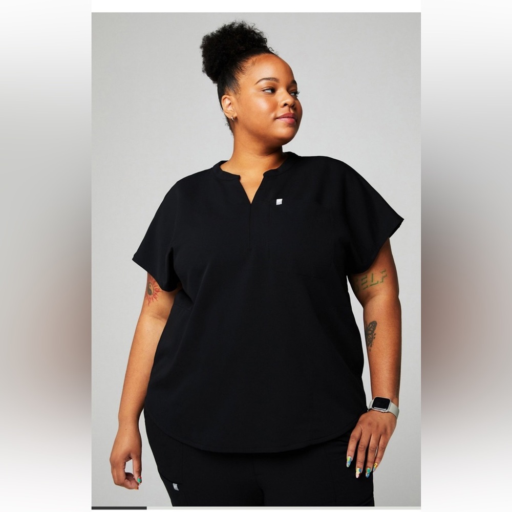 Fabletics | Evolve 3-Pocket Scrub Top | BLACK | XL - Picture 2 of 6